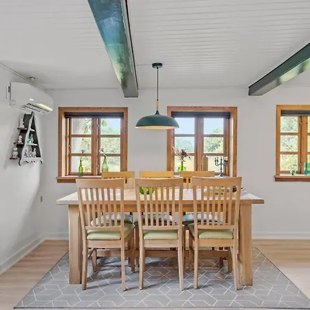 1 Bedroom Awesome In בית נופש *